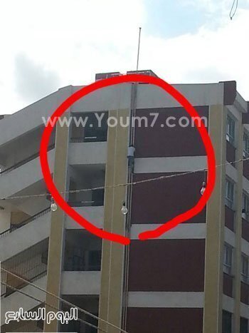 صوره مقربة لصعود طالب مدرسه عثمان بن عفان مواسير المدرسه وماحدث له 2016
