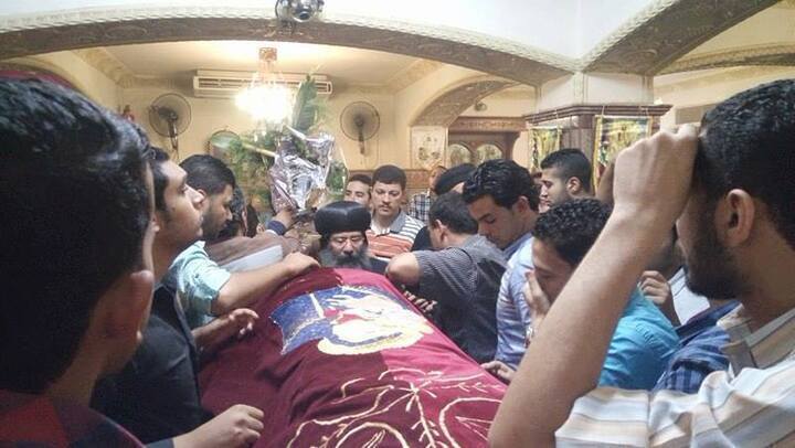 صلاه الجنازه علي ماريز اللى اصحابها وقرايبها لبسوا ابيض و زينوا شعرهم باكاليل ورد