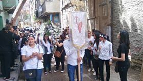 صلاه الجنازه علي ماريز اللى اصحابها وقرايبها لبسوا ابيض و زينوا شعرهم باكاليل ورد