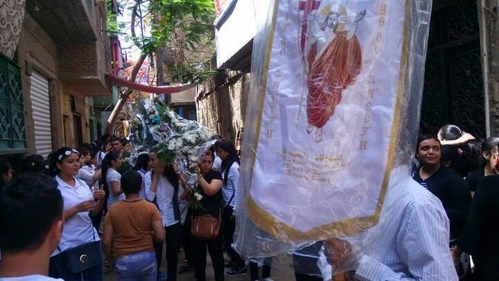 صلاه الجنازه علي ماريز اللى اصحابها وقرايبها لبسوا ابيض و زينوا شعرهم باكاليل ورد