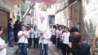 صلاه الجنازه علي ماريز اللى اصحابها وقرايبها لبسوا ابيض و زينوا شعرهم باكاليل ورد