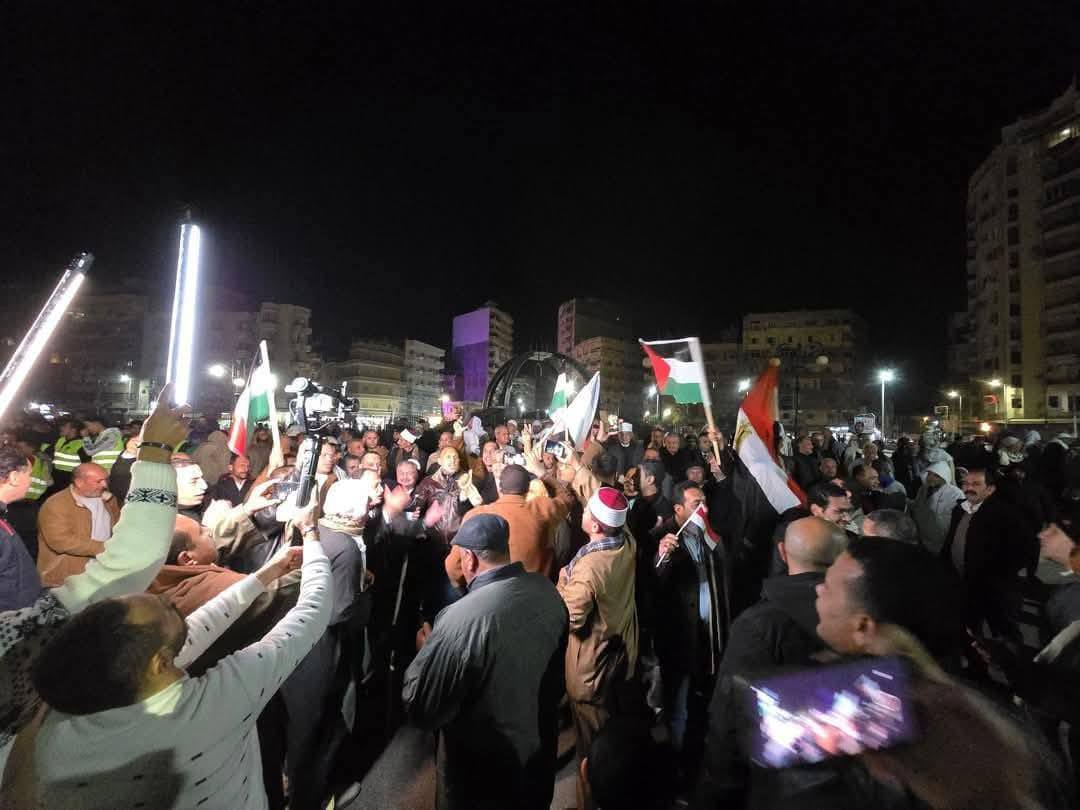 حشود بالآلاف أمام معبر رفح.. الشعب المصري يرفض التهجير من المسافة صفر: شاهد ماذا قال ترامب بعد تصريحات الرئيس السيسي؟ 7 207