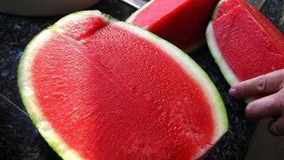 بعد انتشار شائعات حوله.. تعرف على حقيقة حقن البطيخ بمواد مسرطنة