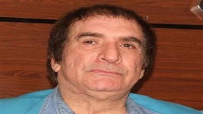 شاهد.. فنان مصري يبكي على الهواء ويطالب السيسي بالتدخل