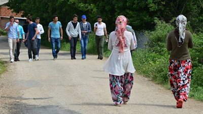 شباب وشابات يحكون عن الاسرار التي يخبونها عن اسرهم..اسرار بمثابة كوارث