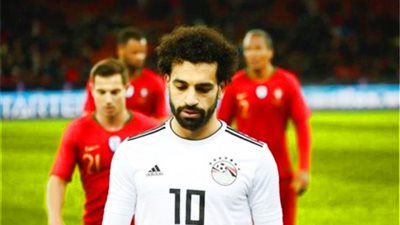 لاعبى المنتخب يتجمعون حول محمد صلاح للتصوير معه