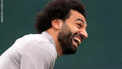 محمد صلاح يجمع لاعبى المنتخب ليأخذ معهم صورة