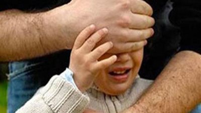 شاهد| علقة ساخنة لعجوز حاول خطف طفل بإحدى قرى الغربية