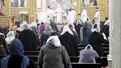 «جواكت وجونلات» طويلة للنساء قبل القداسات فى إبراشية أسيوط