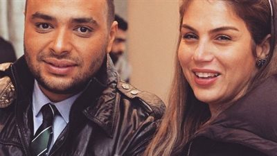 شاهد| تسريب صورة لرامي صبري أثناء ترحيله لسجن المزرعة.. ونشطاء «مين ده!!»