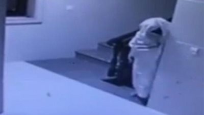 أغبى لص ممكن تشوفه.. غطي نفسه بستارة البيت ولم يسرق شئ فتم القاء القبض عليه