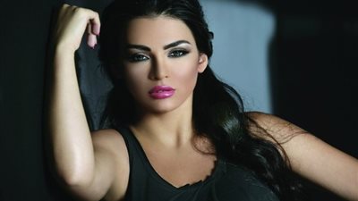 شاهد| قمر تشعل مواقع التواصل بالروج الأحمر في جلسة تصوير جديدة