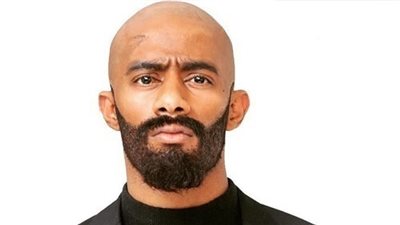 شاهد| محمد رمضان على طريقة الهضبة «الأسطورة مع فريق العمل»