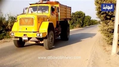 شاهد| طريق الموت.. ادفع حياتك ثمنًا للعبور بإحدى القرى