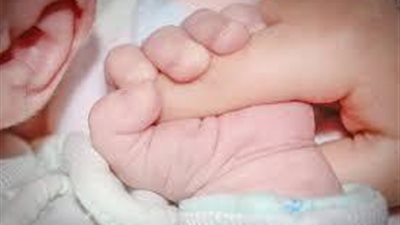 هل عليك إجبار ضيوفك على غسل يديهم قبل لمس مولودك الجديد؟