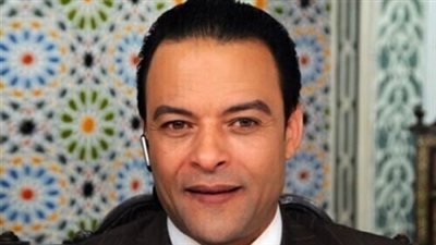 إعلامى شهير يشن هجومًا حادًا على الممثل هشام عبدالله