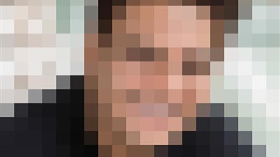 شاهد| منتج شهير يثير الجدل بصورة لزوجته في السرير