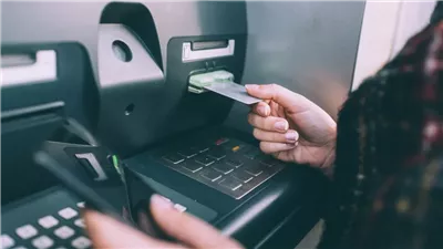 فلوسك هتتسحب اوعي تعمل الحركة دي تجنب هذه التصرفات عند السحب من ماكينات الصراف الآلي ATM