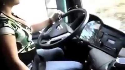 بالفيديو امراءة تقود سيارة بالعكس وتعمل حادثة