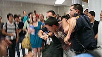 فرنسي يدبر اخطر المقالب ويجنن الشرطة