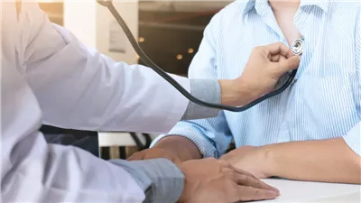 نصاب عالمي....طبيب مشهور يكون ثروة مالهاش حدود بسبب أنه بيوهم المرضى أنهم يعانون من أمراض مزمنة وعلاجات خطيرة باهظة الثمن