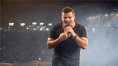 عمرو دياب ينفعل على معجب بالضرب على المسرح