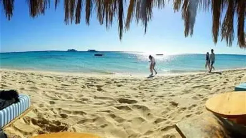 رياحًا قوية وأمواجًا