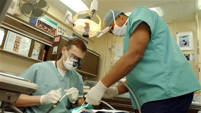 أخطاء تنظيف الأسنان تسبب حدوث اصفرار وكذلك ضعفها ونزيف اللثة