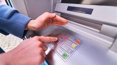 قرار جديد من البنك المركزي بشأن ماكينات الصراف الآلي خارج وداخل البنوك