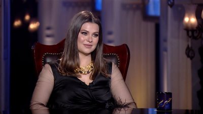 الموت يلاحق نجوم الفن ويفجع يسرا اللوزي وزملائها يواسونها في الفقيدة