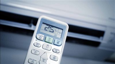 حيلة متخطرش على بالك لخفض استهلاك فاتورة الكهرباء .. والسر بـ ريموت التكييف