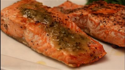 طريقة عمل السلمون بالثوم والزبدة بالتفاصيل وبمكونات متوفرة في البيت