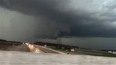 اقتلاع برج الكنيسة والعديد من الخسائر تفاصيل الإعصار العنيف المخيف الذي ضرب أمريكا 