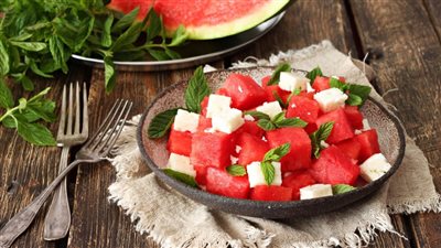 البطيخ والجبنة من أحلى الأكلات الصيفية غير ذلك ستجني فوائد لا حصر لها