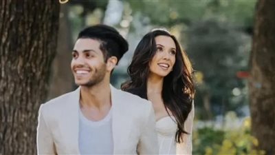 هل أكبر منه في السن .. مفاجأة عن عمر خطيبة مينا مسعود الهندية إميلي شاه 