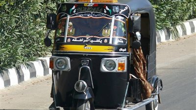 بعد واقعة أوبر  حادث جديد يهز الرأي العام بعد قفز سيدتان من توكتوك والداخلية تتحرك  