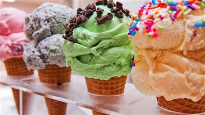 طريقة عمل الآيس كريم في المنزل بمكونات متوفرة واقتصادية وطريقة مضمونة