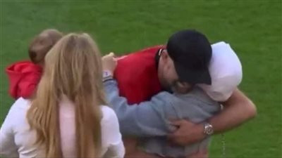  حضن كلوب لزوجة صلاح يحدث ضجه كبيره ويجدد الأزمات بالفيديو والصور