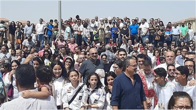 عقب تجمهر الأقباط .. الأنبا أكليمندس ينضم لابناء كنيسة الأمير تادرس بجاردينيا ويبارك الأرض المتنازع عليها بالصلاة