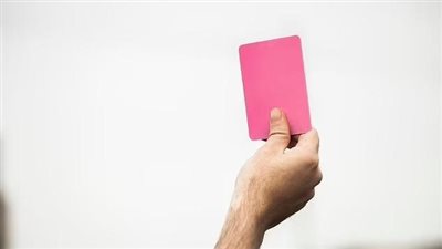 ظهور البطاقة الوردية في ملاعب كرة القدم عرف تفاصيلها واستخداماتها