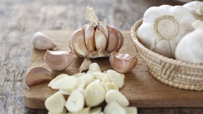 أداة موجود في مطبخ فكرة جهنمية  هتوفر وقتك طريقة تقشير الثوم بخطوات سهلة وبسيطة 