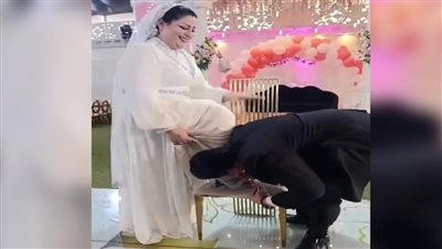 مصري يقبّل قدم عروسه حفل زفاف يشهد واقعة غير تقليدية أثارت جدلا واسعا على السوشيال ميديا