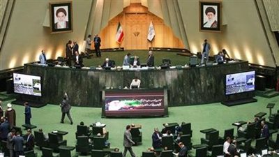 على طريقة الأفلام.. اشتباكات في برلمان إيران بالأيدي بعد وفاة الرئيس