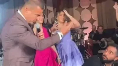 طرده واعتدى عليه بالضرب.. عمرو دياب يهين مهندس صوت في حفل زفاف