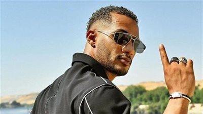 محمد رمضان في موقف إنساني يجبر بخاطر عامل توصيل طلبات في الشارع