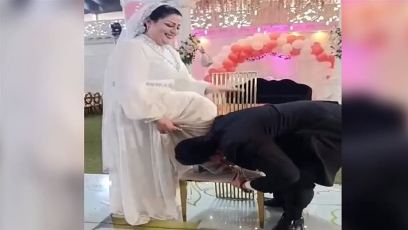 عريس يقبل قدم عروسه