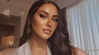 آية سماحة تظهر في مظهر يخطف الأنظار بفستان مكشوف وتاتو