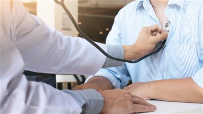 تغييرات مفاجئة تظهر على جسمك تكون بمثابة إنذار لك بإصابتك بهذا المرض الخطير