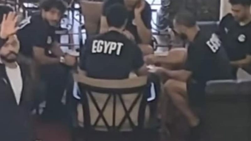 مشجع يسب محمد صلاح
