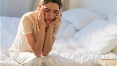 طبيبة تكشف سر خطير .. سبب الصداع بعد الاستيقاظ من النوم وطرق علاجة 